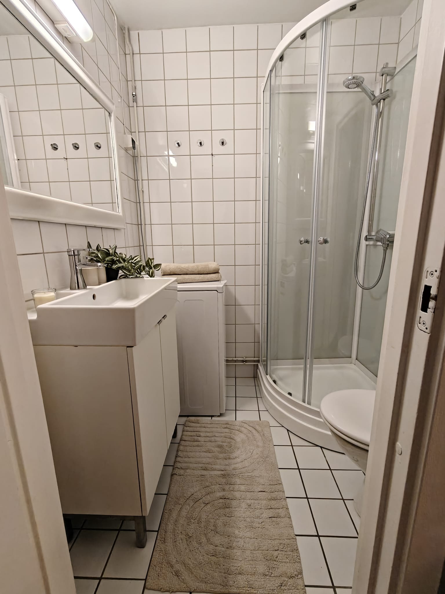 Nyere dusjkabinett og toalett,samt helt ny vaskemaskin.